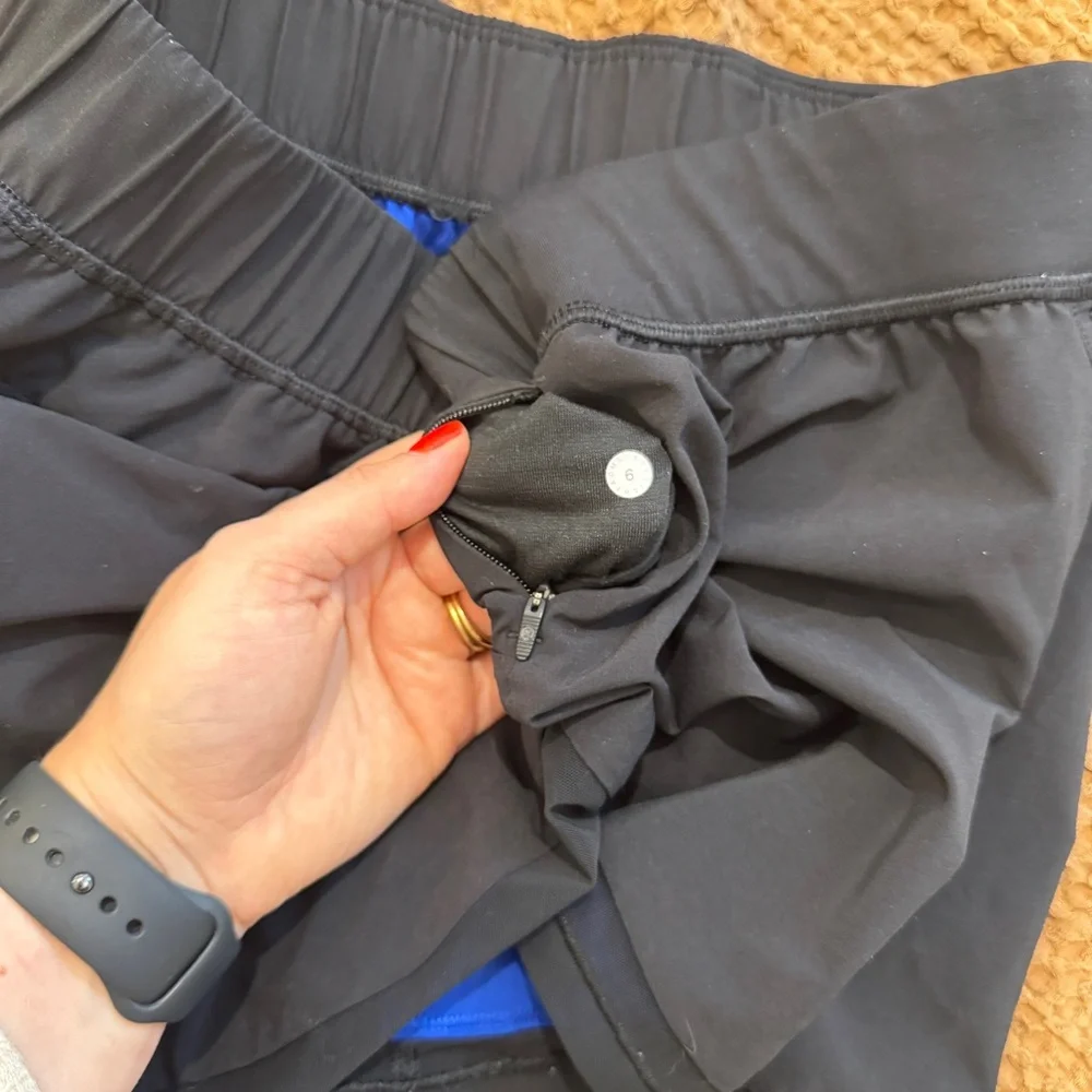 Lululemon Shorts 2.5” Inseam Size 6 Black - Picture 3 of 6